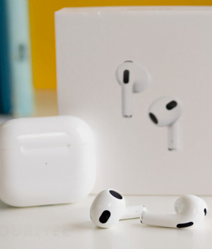 Apple AirPods (3rd generation) with Lightning Charging Case